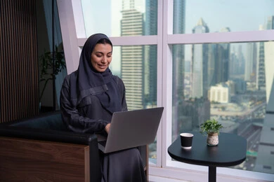 بيئة عمل مريحة في الشركات الاماراتية ، عقد اجتماع عمل عبر الانترنت,امراه عربيه خليجيه اماراتية ترتدي العباءة و الحجاب تقوم بتصفح مواقع أخبار السوشال ميديا عبر جهاز الحاسوب, استخدام الأجهزة والتقنيات الحديثة والمتطورة بيئة عمل مريحة في الشركات الاماراتية ، عقد اجتماع عمل عبر الانترنت,امراه عربيه خليجيه اماراتية ترتدي العباءة و الحجاب تقوم بتصفح مواقع أخبار السوشال ميديا عبر جهاز الحاسوب, استخدام الأجهزة والتقنيات الحديثة والمتطورة
