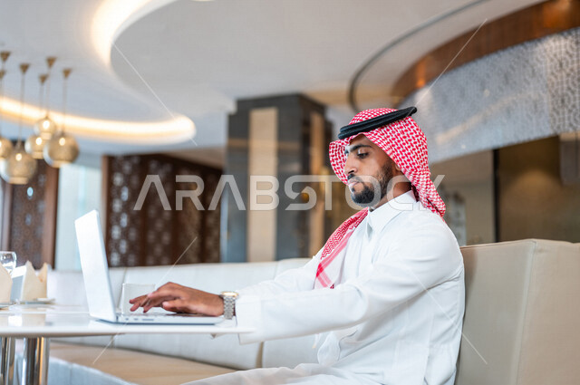 رجل عربي سعودي خليجي يجلس في المقهى, تنظيم وادارة جدول مهام العمل, اجتماع عمل, العمل عن بعد, مشروع عمل جديد, بناء علاقات وصداقات عبر الانترنت, انجاز المهام اليوميه, الاستمتاع بأجواء هادئه خارج المنزل