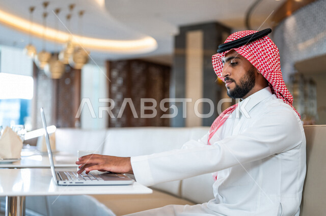 رجل عربي سعودي خليجي يجلس في المقهى, تنظيم وادارة جدول مهام العمل, اجتماع عمل, العمل عن بعد, مشروع عمل جديد, بناء علاقات وصداقات عبر الانترنت, انجاز المهام اليوميه, الاستمتاع بأجواء هادئه خارج المنزل