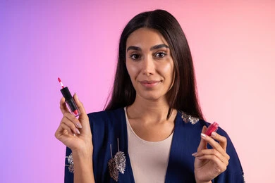 مركز للعناية بالجمال والمكياج للسيدات، التسويق لمنتجات التجميل، بورترية مقرب لمرأة عربية خليجية سعودية ترتدي الزي الكاجوال  تحمل إحدى أدوات التجميل (قلم أحمر الشفاة)، مرأة خبيرة بمستحضرات التجميل، متجر بيع مستحضرات التجميل عبر الإنترنت، ادوات مكياج تتوريال، خلفية ملونه