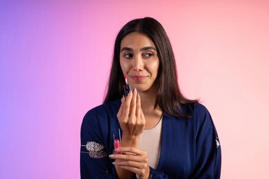 مركز عناية نسائي بالجمال، التسويق لمنتجات التجميل، بورترية مقرب لمرأة عربية خليجية سعودية ترتدي الزي الكاجوال  تحمل إحدى أدوات التجميل (قلم أحمر الشفاة)، مرأة خبيرة بمستحضرات التجميل، متجر بيع مستحضرات التجميل عبر الإنترنت، مفهوم الإهتمام بالجمال والبشرة، ادوات مكياج تتوريال، خلفية ملونه