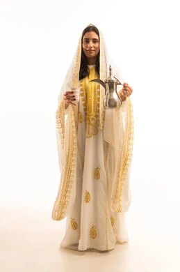 ذكرى تأسيس الدولة السعودية الاولى 22 فبراير، مفهوم الكرم وحسن الاستقبال، يوم بدينا 1727 م، الاحتفال بالمناسبات والأعياد الوطنية، بورتريه لفتاة عربية خليجية سعودية ترتدي العباءة البيضاء تقوم بصب القهوة من الدلة النحاسية، صورة الجسم بالطول الكامل، خلفية بيضاء