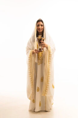 التطيب بالبخور والعود، استخدام خشب العود في المناسبات والأعياد، بورتريه لإمرأه عربيه سعوديه خليجيه ترتدي العباءه الزخرفة تحمل حامل البخور ( المبخرة )  , العادات والتقاليد السعودية، الجسم بالطول الكامل، خلفية بيضاء