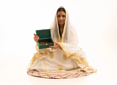 روائح عطرية متميزة، ذكرى تأسيس الدولة السعودية الاولى 22 فبراير، الاحتفال بالمناسبات والأعياد الوطنية، بورتريه لشابة عربية خليجية سعودية ترتدي العباءة البيضاء تنظر الى الكاميرا تحمل بيدها صندوق من خشب العود، يوم بدينا 1727 م، خلفية بيضاء