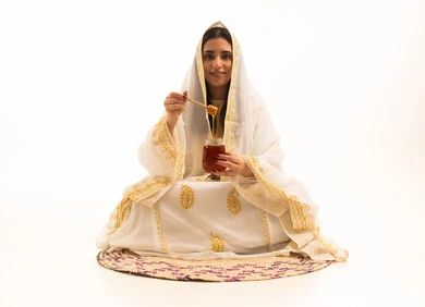 إرتداء أزياء المنطقة الجنوبية، يوم بدينا1727م، منتجات غذائية صحية ومفيدة صنعت في السعودية، بورتريه لفتاة عربية خليجية سعودية ترتدي ترتدي العباءة البيضاء تحمل بيدها ملعقة مغمورة من عسل النحل الطبيعي في وعاء زجاجي، ذكرى تاسيس الدولة السعودية22 فبراير، تعابير الفخر والسرور، خلفية بيضاء