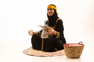 ذكرى تأسيس الدولة السعودية الاولى 22 فبراير، حب الوطن والانتماء اليه، مفهوم الكرم وحسن الاستقبال، يوم بدينا 1727 م، بورتريه لامراة عربية خليجية سعودية محجبة ترتدي الشيلة والسدرة تجلس على حصيرة من القش تقوم بصب القهوة من الدلة النحاسية، خلفية بيضاء
