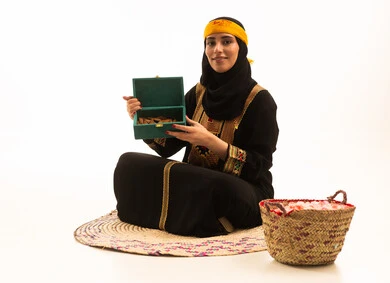 إحياء اليوم الوطني، روائح عطرية متميزة، ذكرى تأسيس الدولة السعودية الاولى 22 فبراير،  بورتريه لفتاة عربية خليجية سعودية  محجبة ترتدي الشيلة والسدره تجلس على حصيرة من القش تحمل بيدها صندوق من خشب العود، يوم بدينا 1727 م، خلفية بيضاء