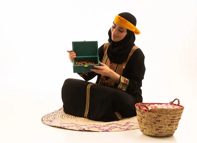 إحياء المناسبات الوطنية الرسمية، روائح عطرية متميزة، ذكرى تأسيس الدولة السعودية الاولى 22 فبراير،  بورتريه لفتاة عربية خليجية سعودية  محجبة ترتدي الشيلة والسدره تجلس على حصيرة من القش تحمل بيدها صندوق من خشب العود، يوم بدينا 1727 م، خلفية بيضاء
