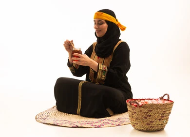 يوم بدينا1727م، منتجات غذائية صحية ومفيدة صنعت في السعودية، بورتريه مقرب لفتاة عربية خليجية سعودية ترتدي الشيلة والسدره تحمل بيدها ملعقة مغمورة من عسل النحل الطبيعي في وعاء زجاجي، إرتداء أزياء المنطقة الجنوبية، ذكرى تاسيس الدولة السعودية22 فبراير، تعابير الفخر والسرور، خلفية بيج