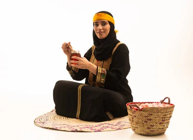 منتجات غذائية صحية ومفيدة صنعت في السعودية، بورتريه مقرب لفتاة عربية خليجية سعودية ترتدي الشيلة والسدره تحمل بيدها ملعقة مغمورة من عسل النحل الطبيعي في وعاء زجاجي، يوم بدينا1727م، إرتداء أزياء المنطقة الجنوبية، ذكرى تاسيس الدولة السعودية22 فبراير، تعابير الفخر والسرور، خلفية بيج