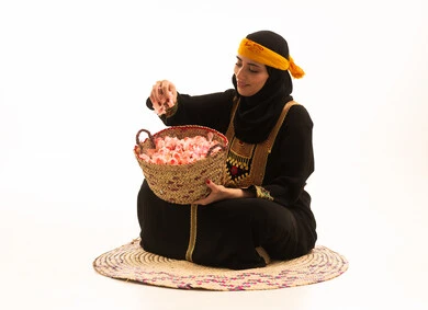 المناسبات والأعياد الوطنية، مفهوم حب الوطن والانتماء اليه، ذكرى تأسيس الدولة السعودية الاولى 22 فبراير، بورتريه لشابة عربية خليجية سعودية ترتدي الشيلة والسدرة تجلس على حصيرة من القش تحمل بيدها سلة مليئة بالورد الجوري الطبيعي، يوم بدينا 1727 م، خلفية بيضاء