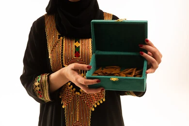 روائح عطرية متميزة، إحياء المناسبات الوطنية الرسمية، ذكرى تأسيس الدولة السعودية الاولى 22 فبراير، بورتريه مقرب لفتاة عربية خليجية سعودية محجبة ترتدي الشيلة والسدره تحمل بيدها صندوق من خشب العود، يوم بدينا 1727 م، خلفية بيضاء