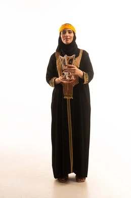 استخدام خشب العود للتطيب بالبخور، يوم بدينا 1727 م، الاحتفال بالمناسبات والأعياد الوطنية، ذكرى تأسيس الدولة السعودية الاولى 22 فبراير، بورتريه لامراة عربية خليجية سعودية محجبة ترتدي الهامة والكرتة تحمل بيدها المبخرة، صورة الجسم بالطول الكامل، خلفية بيضاء