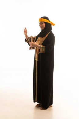 يوم بدينا 1727 م، استخدام خشب العود للتطيب بالبخور، الاحتفال بالمناسبات والأعياد الوطنية، ذكرى تأسيس الدولة السعودية الاولى 22 فبراير، بورتريه لامراة عربية خليجية سعودية محجبة ترتدي الهامة والكرتة تحمل بيدها المبخرة، صورة الجسم بالطول الكامل، خلفية بيضاء