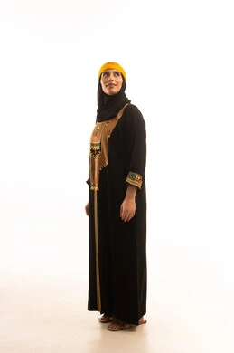 النظر الى شيء ما، يوم بدينا 1727 م، ذكرى تأسيس الدولة السعودية الاولى 22 فبراير، ارتداء أزياء المنطقة الوسطى في المناسبات الوطنية، بورتريه من الجانب لامراة عربية خليجية سعودية تقف باستقامة ، الفخر بالتراث التاريخي والحضاري، صورة الجسم بالكامل، خلفية بيضاء