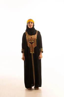 ذكرى تأسيس الدولة السعودية الاولى 22 فبراير، يوم بدينا 1727 م، ارتداء أزياء المنطقة الوسطى في المناسبات الوطنية، بورتريه لامراة عربية خليجية سعودية مبتسمة محجبة ترتدي الهامة والكرتة تنظر إلى الكاميرا، الفخر بالتراث التاريخي والحضاري، صورة الجسم بالكامل، خلفية بيضاء