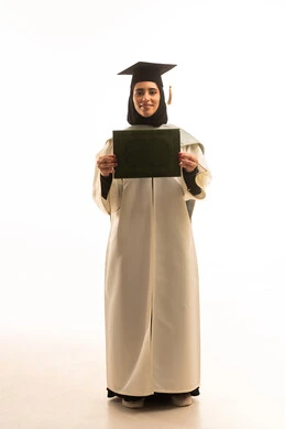 النظر الى الكاميرا بتعابير الفخر والسعاده, الاحتفال بالنجاح وانتهاء العام الدراسي، التعليم الأكاديمي في السعوديه, بورتريه لطالبة عربية سعودية خليجية مبتسمة ترتدي عباءه وقبعة التخرج تمسك بيديها الشهادة، مفهوم التفوق والتخرج من الجامعة, صورة الجسم بالكامل، خلفية بيضاء النظر الى الكاميرا بتعابير الفخر والسعاده, الاحتفال بالنجاح وانتهاء العام الدراسي، التعليم الأكاديمي في السعوديه, بورتريه لطالبة عربية سعودية خليجية مبتسمة ترتدي عباءه وقبعة التخرج تمسك بيديها الشهادة، مفهوم التفوق والتخرج من الجامعة, صورة الجسم بالكامل، خلفية بيضاء