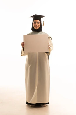 الاحتفال بإنهاء الدراسة الجامعية، بورتريه لخريجة عربية سعودية خليجية محجبة ترتدي العباءة البيضاء وقبعة التخرج تمسك بيدها موك اب مستطيل أبيض و تنظر الى الكاميرا بايماءات السعادة و السرور، لوحات توضيحية ووسائل تعليمية، الجسم بالطول الكامل، خلفية بيضاء