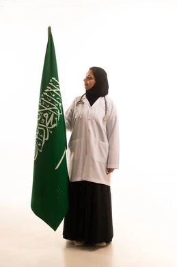 العلم السعودي راية التوحيد والاسلام، ذكرى توحيد المملكة العربية السعودية، بورتريه لطبيبة عربية سعودية تلبس رداء وسماعة الطبيب تمسك بيديها علم السعودية تحتفل باليوم الوطني بفخر وعزة , الجسم بالطول الكامل، خلفية بيضاء العلم السعودي راية التوحيد والاسلام، ذكرى توحيد المملكة العربية السعودية، بورتريه لطبيبة عربية سعودية تلبس رداء وسماعة الطبيب تمسك بيديها علم السعودية تحتفل باليوم الوطني بفخر وعزة , الجسم بالطول الكامل، خلفية بيضاء