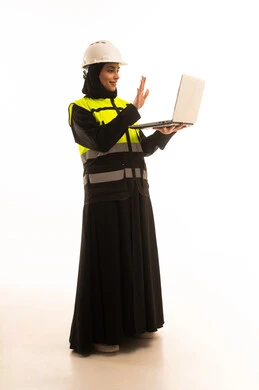 رفع اليد لإلقاء التحية والترحيب، العمل في القطاع الهندسي, بورترية لمهندسة عربية خليجية سعودية محجبة ترتدي العباءة والسترة و خوذة الحماية تحمل الهاتف المحمول يقوم بإجراء مكالمة فيديو، استخدام الأجهزة التقنية الحديثة، مهن ووظائف نسائية، الجسم بالطول الكامل، خلفية بيضاء