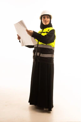 النظر الىشيء ما، مفهوم الهندسة والإنشاء المعماري، التحقق من تنفيذ المشروع الإنشائي, بورتريه لمهندسة عربية خليجية سعودية محجبة ترتدي العباءة والسترة و خوذة الحماية تمسك بيدها مخطط هندسي، صورة الجسم بالطول الكامل، خلفية بيضاء