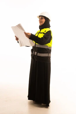 التحقق من تنفيذ المشروع الإنشائي, مهنة ووظيفة نسائية، مفهوم الهندسة والإنشاء المعماري، بورتريه من الجانب لمهندسة عربية خليجية سعودية محجبة ترتدي العباءة والسترة و خوذة الحماية تمسك بيدها المخطط الهندسي، صورة الجسم بالكامل، خلفية بيضاء