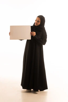 العروض والإعلانات التسويقية، لوحات توضيحية ووسائل تعليمية, بورتريه لإمرأة عربية خليجية سعودية ترتدي الحجاب والعباءة تمسك بيديها لوحة بيضاء مستطيلة فارغة، موك اب مستطيل أبيض, الجسم بالطول الكامل، خلفية بيضاء