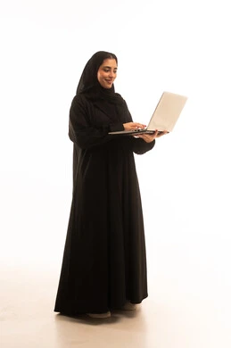 مفهوم العمل عن بعد, استخدام الأجهزة التقنية الحديثة والمتطورة, بورتريه لامرأة عربية خليجية سعودية محجبة ترتدي العباءة السوداء تعمل على جهاز الحاسوب المحمول, مفهوم إنجاز المهام  , الجسم بالطول الكامل، خلفية بيضاء