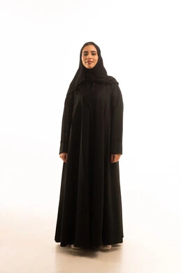 مفهوم الانوثة والاناقة, الاهتمام بالمظهر الخارجي, بورتريه لامرأة عربيه خليجية سعودية مبتسمة محجبة ترتدي العباءة تنظر الى الكاميرا بتعابير السرور, الوقوف باستقامة و استعداد, صورة الجسم بالطول الكامل, خلفية بيضاء