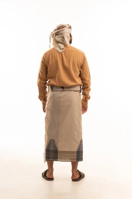 الاهتمام بالمظهر الخارجي، مفهوم الأناقة والرجولة, بورتريه من الخلف لرجل عربي يمني يرتدي القميص والازار مع العمامة يقف باستقامة واعتدال, الجسم بالطول الكامل، خلفية بيضاء