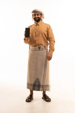 عرض شاشة سوداء فارغه عبر الهاتف المحمول، مفهوم التقنيات والأجهزة الحديثة، بورتريه لرجل عربي يمني يرتدي القميص والازار مع العمامة يحمل بيده الجوال، صورة الجسم بالطول الكامل، خلفية بيضاء