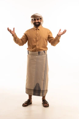 التساؤل والإستغراب والاستفسار عن أمر ما، الغموض وعدم الوضوح، الإستفهام حول موضوع معين, بورتريه لرجل عربي يمني يرتدي القميص والازار مع العمامة يرفع يديه نحو الأعلى بإيماءات عدم المعرفة, صورة الجسم بالطول الكامل، خلفية بيضاء