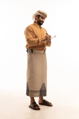 تدوين المهام اليومية ،بورتريه لرجل عربي يمني يرتدي القميص والازار مع العمامة يقوم بكتابة المهام والأهداف اليومية, تنظيم وإدارة الأعمال ، تسجيل الملاحظات والمعلومات على الورق, الجسم بالطول الكامل، خلفية بيضاء
