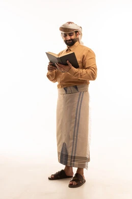 استغلال الوقت في التثقف، مفهوم التمعن والتركيز، مفهوم محو الأمية والتعلم، التخطيط المستقبلي للأهداف والطموحات,بورتريه لرجل عربي يمني يرتدي القميص والازار مع العمامة يمسك بيديه كتاب يقرأه بتمعن، الجسم بالطول الكامل، خلفية بيضاء