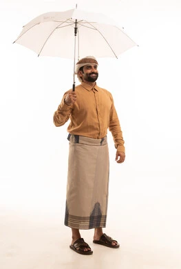 تعابير البهجة والسرور، الحماية من الأمطار في الشتاء، بورتريه لرجل عربي يمني يرتدي القميص والازار مع العمامة يحمل بيده مظلة ، ايماءات الفرح والسعادة، التظلل من أشعة الشمس، صورة لكامل الجسم، خلفية بيضاء
