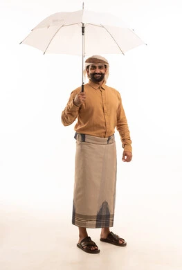 الحماية من الأمطار في الشتاء، تعابير البهجة والسرور، بورتريه لرجل عربي يمني يرتدي القميص والازار مع العمامة يحمل بيده مظلة ، ايماءات الفرح والسعادة، التظلل من أشعة الشمس، صورة لكامل الجسم، خلفية بيضاء