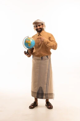 الاشاره الى مجسم الكره الارضيه, بورتريه لرجل عربي يمني يرتدي القميص والازار يشير باصبع السبابة الى خريطة العالم, تعابير السرور و الفرح بالانتماء للدول العربيه, مفهوم حب البحث واستكشاف القارات في الجغرافيا, خلفيه بيضاء