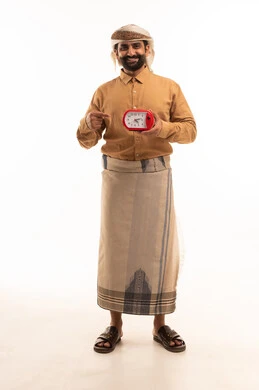 الدقة في المواعيد، مفهوم إدارة وقت العمل، بورتريه لرجل عربي يمني يرتدي القميص والازار يحمل ساعة رقمية صغيرة ويشير اليها، التذكيرات والتنبيهات الثابته ، إنجاز المهام في الوقت، الجسم بالطول الكامل، خلفية بيضاء