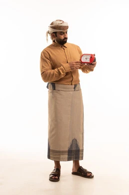 مفهوم إدارة وقت العمل، بورتريه لرجل عربي يمني يرتدي القميص والازار يحمل ساعة رقمية صغيرة و ينظر اليها ، الدقة في المواعيد ، التذكيرات والتنبيهات الثابته ، إنجاز المهام في الوقت، الجسم بالطول الكامل، خلفية بيضاء