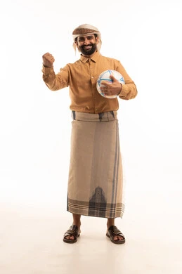 أنشطة رياضية ترفيهية في وقت الفراغ, بورتريه لرجل عربي يمني يرتدي القميص والازار مع العمامةيحمل بيده كرة قدم, الاستمتاع بمشاهدة وتشجيع أندية كرة القدم, ايماءات وجه ويدين تدل على السعادة بالفوز و الانتصار بالمباراة, خلفية بيضاء