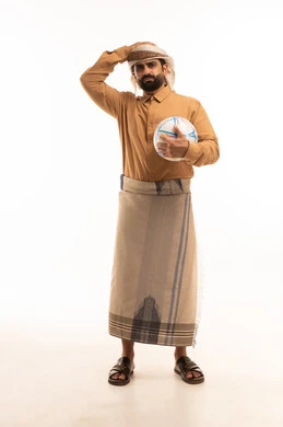 إيماءات الخسارة والفشل، مشاهدة ومتابعة مباراة كرة القدم،  بورتريه لرجل عربي يمني يرتدي القميص والازار يمسك كره القدم و يضع يده على رأسه بتعابير الحزن والتفاعل مع المنتخب، أنديه رياضية مختلفة، خلفية بيضاء