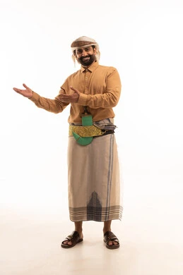 التوضيح والدلالة لمكان محدد، الإشارة إلى عنصر ما,بورتريه لرجل عربي يمني يرتدي القميص والازار مع العمامة والجنبية يشير بيدية على الجانب، تحديد موقع شيء معين, صورة الجسم بالطول الكامل، خلفية بيضاء