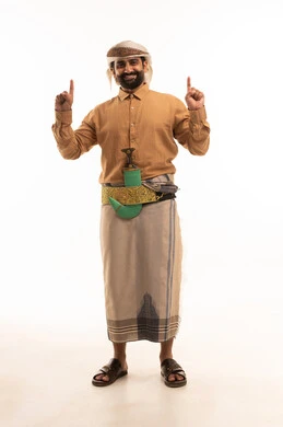 الدلالة على موقع معين, حركات تدل على هذا المكان (هنا), تحديد مكان عنصر محدد, بورتريه لرجل عربي يمني يرتدي القميص والازار مع العمامة والجنبية يشير بإصبع السبابة إلى شيء ما بالأعلى, الجسم بالطول الكامل, خلفية بيضاء الدلالة على موقع معين, حركات تدل على هذا المكان (هنا), تحديد مكان عنصر محدد, بورتريه لرجل عربي يمني يرتدي القميص والازار مع العمامة والجنبية يشير بإصبع السبابة إلى شيء ما بالأعلى, الجسم بالطول الكامل, خلفية بيضاء
