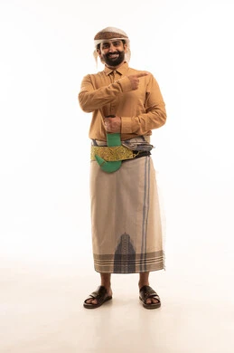 إشارات وحركات يدين تدل على هذا المكان (هنا)، تحديد موقع شيء معين، النظر الى مكان ما بايماءات السرور، بورتريه لرجل عربي يمني يرتدي القميص والازار مع العمامة والجنبية يشير باصبع السبابة، الجسم بالطول الكامل، خلفية بيضاء إشارات وحركات يدين تدل على هذا المكان (هنا)، تحديد موقع شيء معين، النظر الى مكان ما بايماءات السرور، بورتريه لرجل عربي يمني يرتدي القميص والازار مع العمامة والجنبية يشير باصبع السبابة، الجسم بالطول الكامل، خلفية بيضاء