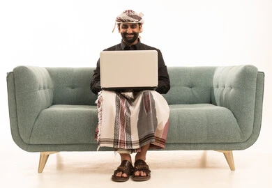 انجاز الاعمال والمهام عن بعد عبر الحاسوب المحمول، تصفح الانترنت ووسائل التواصل الاجتماعي، بورتريه لرجل عربي يمني يرتدي القميص والازار مع العمامة يقوم باستخدام الحاسب، خلفية بيضاء انجاز الاعمال والمهام عن بعد عبر الحاسوب المحمول، تصفح الانترنت ووسائل التواصل الاجتماعي، بورتريه لرجل عربي يمني يرتدي القميص والازار مع العمامة يقوم باستخدام الحاسب، خلفية بيضاء