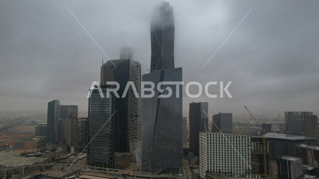 صورة مقربة لمركز الملك عبدالله المالي ( كافد ) في الرياض بالمملكة العربية السعودية، أبراج و ناطحات سحاب مغطية بالغيوم، الفن الهندسي والمعماري، أبراج ومعالم مشهورة في المملكة العربية السعودية ، السعودية في فصل الشتاء 