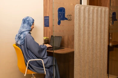 أداء المهمة اليومية داخل مقر الشركة, النظر بتعبيرات السعادة و السرور, موظفه عربيه خليجيه سعودية ترتدي العباءة الزرقاء والحجاب تقوم باستخدام الحاسوب المحمول , دمج التقنية و الأجهزة الحديثة مع الحياة العملية أداء المهمة اليومية داخل مقر الشركة, النظر بتعبيرات السعادة و السرور, موظفه عربيه خليجيه سعودية ترتدي العباءة الزرقاء والحجاب تقوم باستخدام الحاسوب المحمول , دمج التقنية و الأجهزة الحديثة مع الحياة العملية