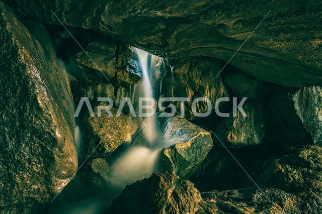 صورة جمالية لشلال يصطدم بالصخور بمكة في المملكة العربية السعودية , جمال الطبيعة , السياحة في المملكة العربية السعودية .