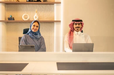 التفاهم و التعاون بين الزملاء لتحقيق أهداف الشركة، مفهوم إدارة الأعمال، إنجاز المهام عبر الأجهزة الحديثة, متابعة إستراتيجية العمل، زملاء عمل عرب خليجيين سعوديين يجلسون داخل المكتب و يعملان على اللابتوب و التابلت التفاهم و التعاون بين الزملاء لتحقيق أهداف الشركة، مفهوم إدارة الأعمال، إنجاز المهام عبر الأجهزة الحديثة, متابعة إستراتيجية العمل، زملاء عمل عرب خليجيين سعوديين يجلسون داخل المكتب و يعملان على اللابتوب و التابلت