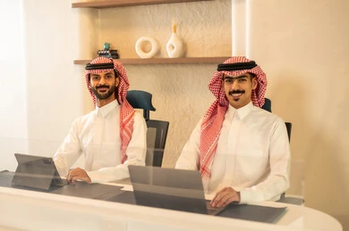 زملاء عمل عرب خليجيين سعوديين يجلسون داخل المكتب و يعملان على اللابتوب و التابلت، التفاهم و التعاون بين الزملاء لتحقيق أهداف الشركة، مفهوم إدارة الأعمال، إنجاز المهام عبر الأجهزة الحديثة, متابعة إستراتيجية العمل زملاء عمل عرب خليجيين سعوديين يجلسون داخل المكتب و يعملان على اللابتوب و التابلت، التفاهم و التعاون بين الزملاء لتحقيق أهداف الشركة، مفهوم إدارة الأعمال، إنجاز المهام عبر الأجهزة الحديثة, متابعة إستراتيجية العمل